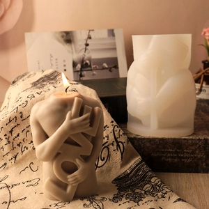 Vue détaillée d'une bougie torse 3D LOVE avec moule en silicone translucide