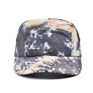 Détail de casquette camper 5-panel avec motif tie-dye marbré gris et beige chiné