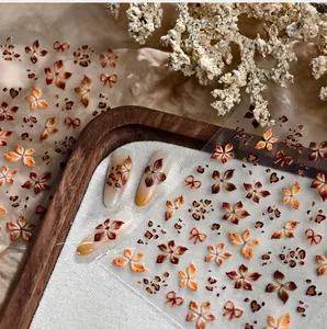 Detailansicht der Blumen- und Leoparden-Nagelaufkleber im herbstlichen Retro-Braun