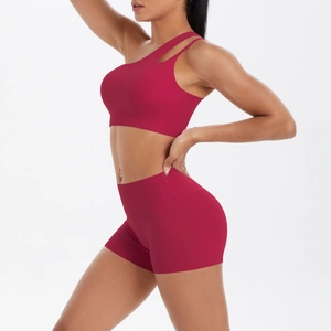 Detail eines burgunderfarbenen Yoga-Sets mit One-Shoulder-Träger und hoher Taille