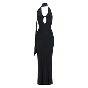 Détail du décolleté dos nu et de la découpe en goutte sur une robe longue noire moulante