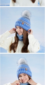 Détail du bonnet en grosse maille bleu et gris avec pompon et tour de cou assorti