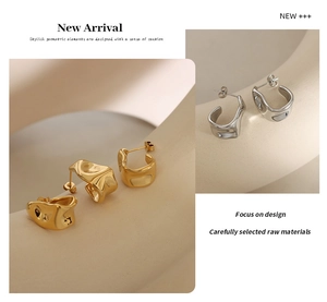 Détail de boucles d'oreilles géométriques en C irrégulier, finition métal liquide or et argent