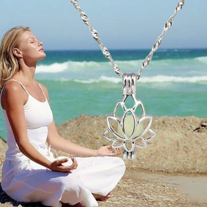 Lotus Flower Locket Pendant Necklace Alloy Luminous Fluorite Glow In The Dark Yoga Meditation Fashion For Women Jewelry