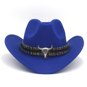 Détail du chapeau de cowboy en feutre bleu roi avec ruban ethnique et crâne de taureau