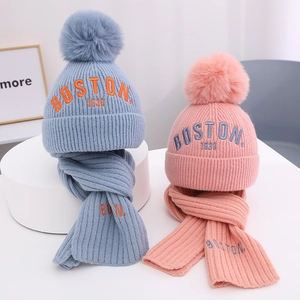 Detailansicht von Winter-Strickmütze und Schal-Set mit Pompons und BOSTON-Stickerei