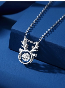 Vista dettagliata della collana in argento s925 con ciondolo a corna e moissanite lucente