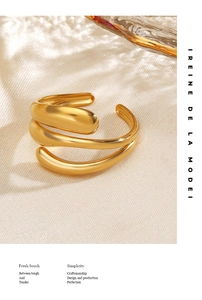 Dettaglio dell'anello in acciaio inossidabile placcato oro 18K con linee sinuose