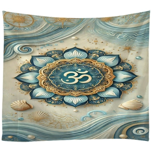 Détail d'une tapisserie mandala bleu et or avec le symbole Om et des motifs de vagues