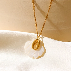 Détail du collier pendentif coquillage de style océan avec chaîne à perles dorées
