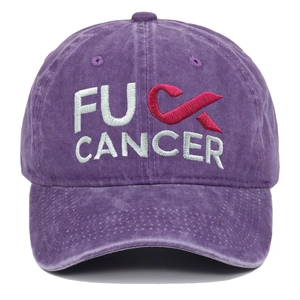 Dettaglio del ricamo FU CANCER e nastro rosa sul cappellino da baseball in cotone viola