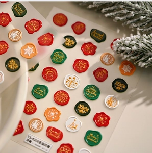 Macro-opname van 3D kerstnagelstickers met vintage lakstempel en reliëfmotieven