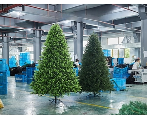 Dettaglio dei rami dell'albero di Natale in PE ad alta densità in verde chiaro e scuro