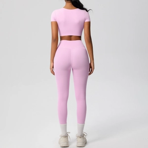 Vue arrière du haut court rose et de l'ensemble legging de yoga pour le fitness