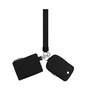 Dettaglio del set multi-pochette in nylon nero con anelli in metallo e cinturino