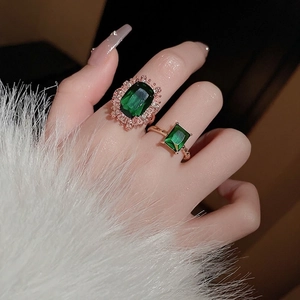 Luxurious emerald green open ring set with rose gold base and crystal zircon pavé