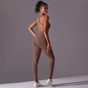 Detailansicht des rückenfreien, kakaobraunen nahtlosen Yoga-Jumpsuits mit Shaping-Effekt