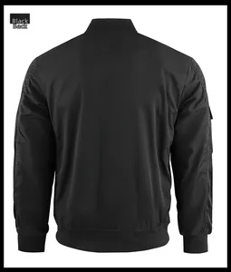 Rückansicht einer schwarzen Bomberjacke mit geripptem Kragen und funktionaler Ärmeltasche