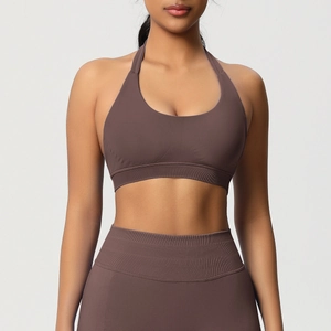 Détail de la brassière de sport licou sans couture et legging de yoga côtelé marron