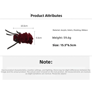 Détail de la pince à cheveux floquée bordeaux avec rubans et dimensions de 15,5 cm