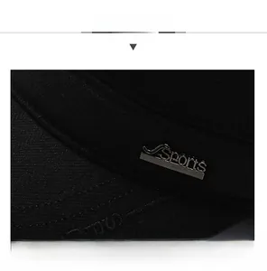 Détail de la casquette sport noire avec logo métallique et coutures de tissu qualité