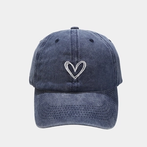 Detail der dunkelblauen gewaschenen Jeans-Basecap mit Herz-Stickerei