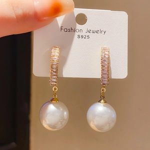 Boucles d'oreilles perles dorées de luxe avec clous en C sertis de cristaux et tiges en argent S925