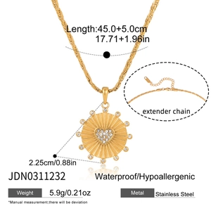 Dettaglio del pendente a cuore sole placcato oro 18K su collana in acciaio inossidabile