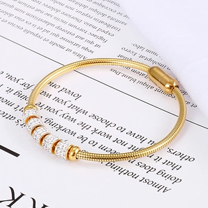 Bracelet chaîne serpent doré avec cinq perles serties de cristaux et fermoir magnétique