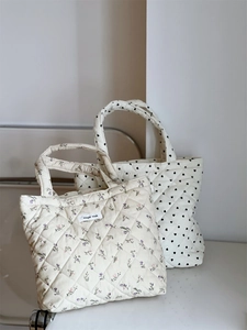 Détails de sacs en velours côtelé matelassé avec motifs floraux et étiquette de marque