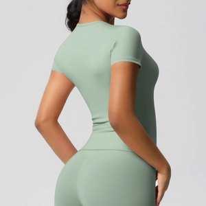 Vue détaillée du haut de yoga vert menthe montrant la coupe ajustée et la texture douce