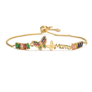 Bracelet doré avec lettrage 'Mama', breloques papillons et pierres colorées