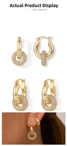 Détail des boucles d'oreilles huggie épaisses plaquées or 14K avec breloque pavée de zircons