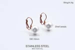 Détail de boucles d'oreilles en acier rose doré avec perles de 10mm et un poids de 4g