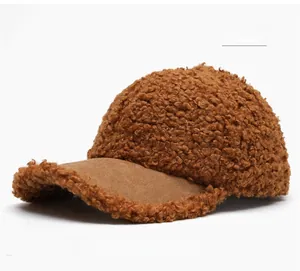 Dettaglio del tessuto in pile riccio color caffè e visiera opaca del cappello
