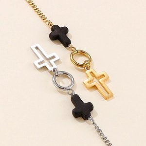 Collares de oro y plata con colgantes de cruz y cierre OT en fondo beige