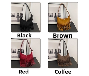 Comparaison de quatre sacs demi-lune à franges en noir, marron, rouge et café en suède