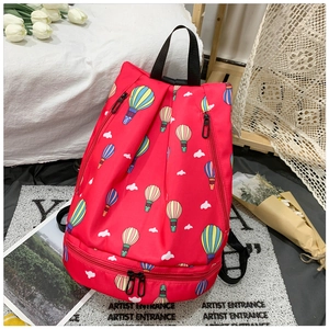 Detailaufnahme des Yoga-Rucksacks mit bunten Heißluftballon-Prints und Doppel-Reißverschluss