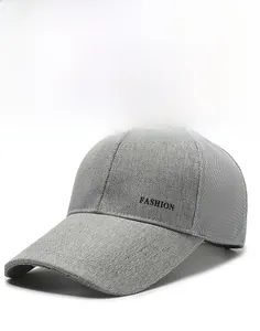Vue détaillée de la casquette grise avec empiècements en maille et broderie Fashion