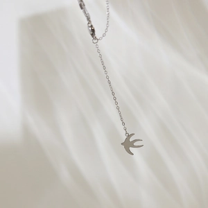 Collier multicouche en acier titane argenté avec pendentif hirondelle poli