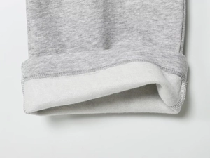 Detaillierte Makroansicht des grauen Strickstoffs mit weichem Fleece-Futter