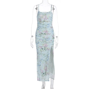 Dettaglio dell'abito floreale drappeggiato con spacco alto e tessuto mesh azzurro