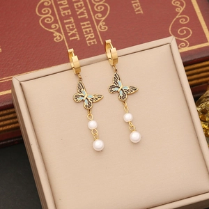 Boucles d'oreilles papillon dorées avec émail bleu et perles blanches élégantes