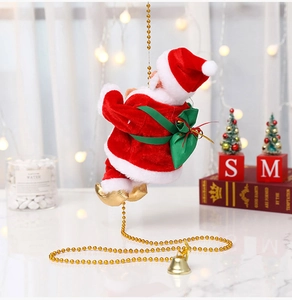 Elektrischer Weihnachtsmann klettert an Goldperlenkette mit grünem Geschenksack Dekoration