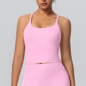 Détail de la brassière de sport rose en nylon avec dos croisé pour le yoga et fitness