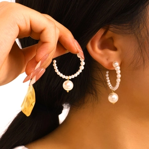 Minimalist C-shaped 18k gold plated stainless steel earring with pearl pendant on model