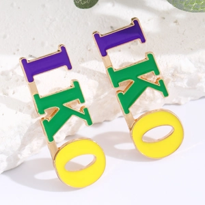 Macro de pendientes colgantes de esmalte en morado verde y amarillo sobre piedra