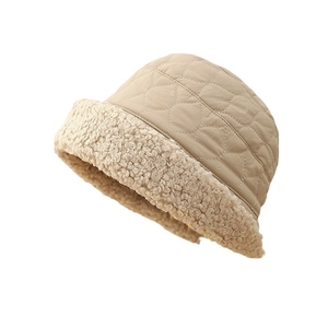 Chapeau bob d'hiver matelassé beige avec doublure en peau de mouton et cache-oreilles