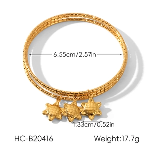 Detailansicht des 18k Gold-Armreifs mit strukturierten Sternanhängern und Abmessungen