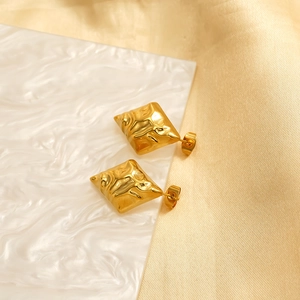Hammered 18k gold plated stainless steel rhombus stud earrings for women with unique texture